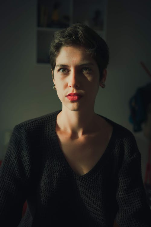 女人穿着v领衬衫和与红色唇膏 · 免费素材图片