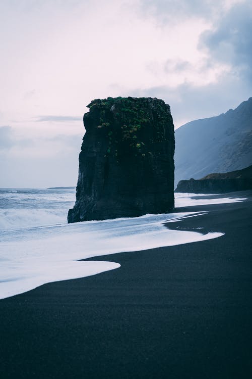 黑岩层附近海 · 免费素材图片