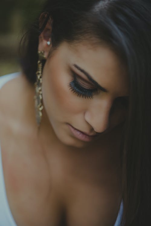 往下看的女人 · 免费素材图片