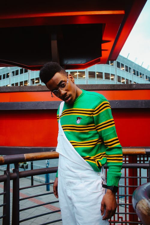 站在码头附近的人 · 免费素材图片