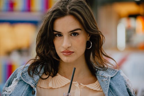 米色上衣的女人 · 免费素材图片