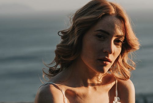 女人穿着白色上衣 · 免费素材图片