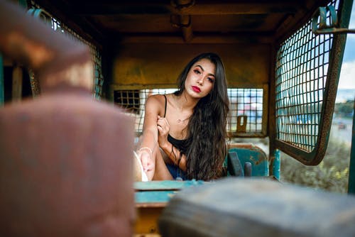 坐在车内的女人 · 免费素材图片