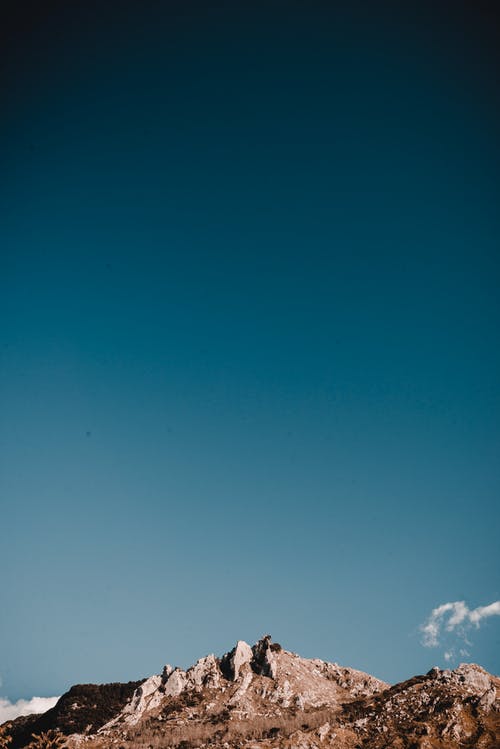 蓝天下的山 · 免费素材图片