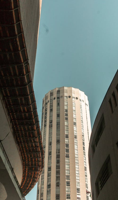 晴朗的蓝天下的圆柱形高层建筑 · 免费素材图片