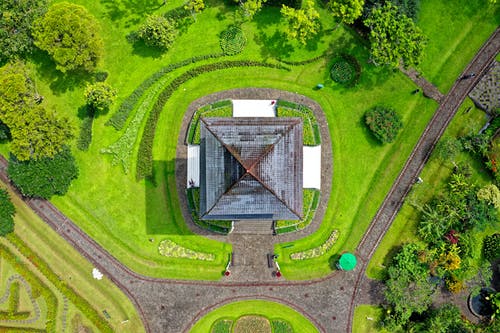 建筑物和树木的顶视图照片 · 免费素材图片
