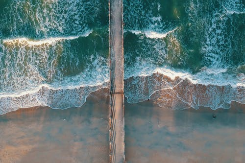 海浪和码头的顶视图照片 · 免费素材图片