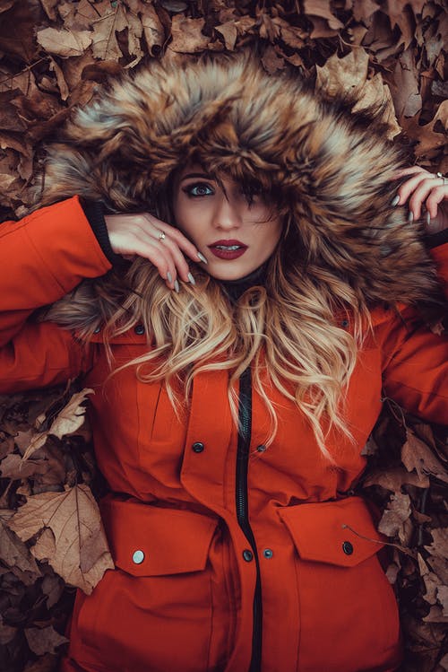 躺在布朗枯萎的叶子上的女人 · 免费素材图片