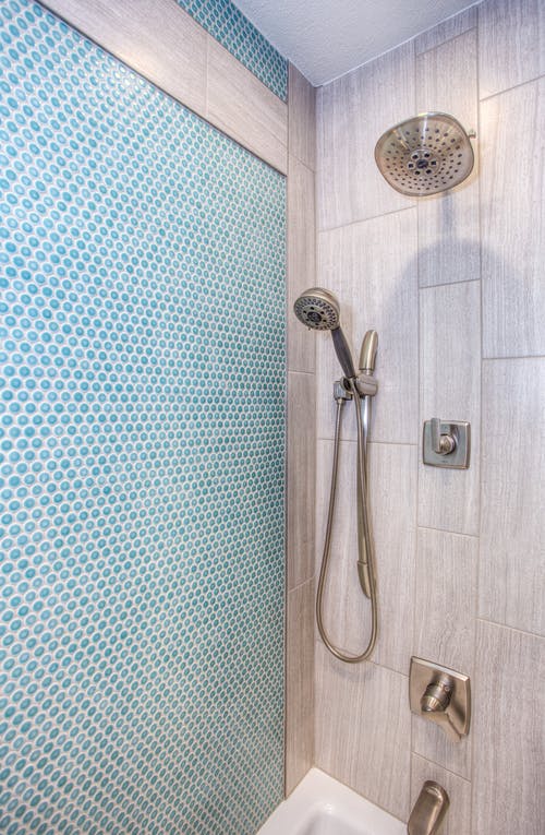 浴室内的不锈钢淋浴喷头 · 免费素材图片