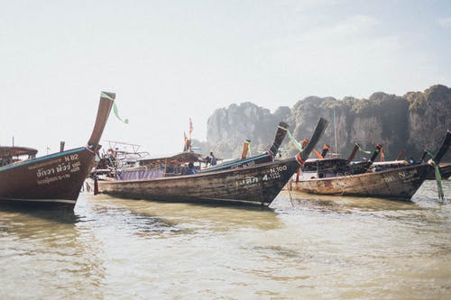 三只灰色的小船在水面上 · 免费素材图片