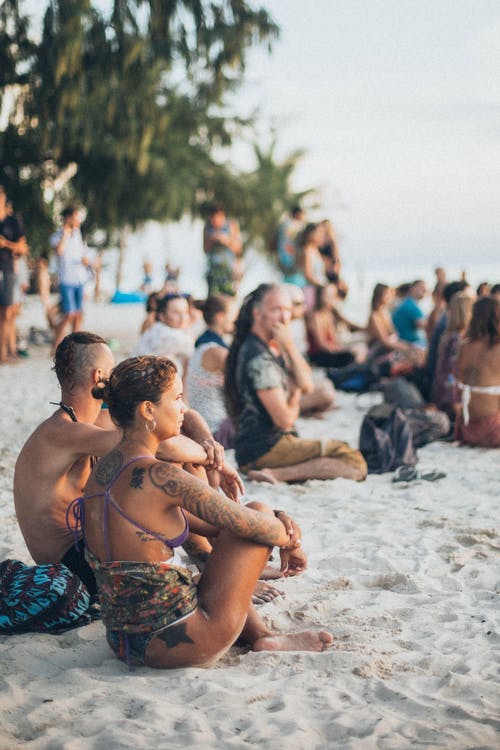 人们坐在海滩上的白沙 · 免费素材图片