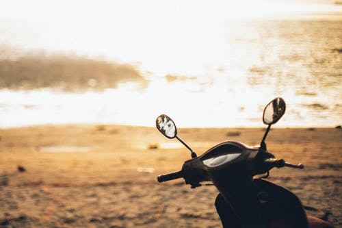 水域附近的摩托车的黄金时段摄影 · 免费素材图片
