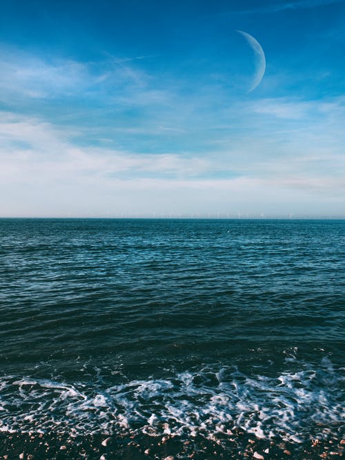 平静的水面，在蔚蓝的天空下 · 免费素材图片