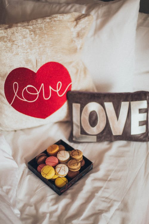 枕头和蛋白杏仁饼干 · 免费素材图片