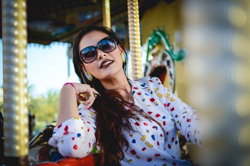 坐在旋转木马上的女人 · 免费素材图片