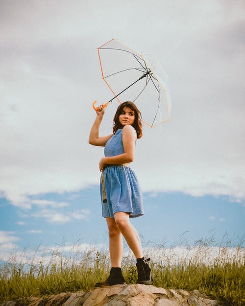 女人控股伞 · 免费素材图片
