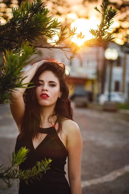 站在树旁边的女人 · 免费素材图片