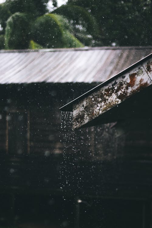 下雨天的房子的波纹金属板的选择性聚焦摄影 · 免费素材图片