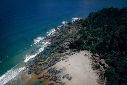 岩岸的海浪航拍 · 免费素材图片