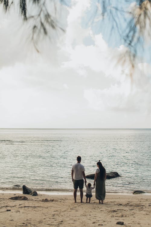 女人和男人站在海岸 · 免费素材图片