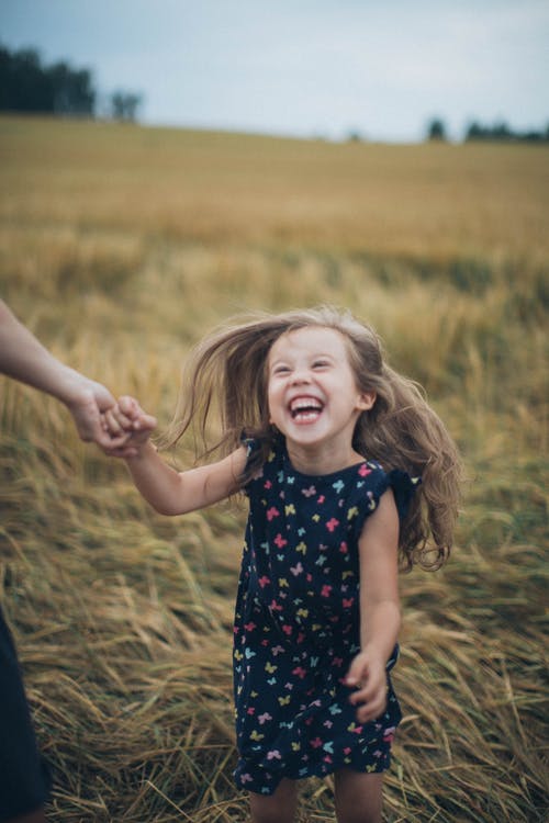 微笑的蹒跚学步的女孩 · 免费素材图片