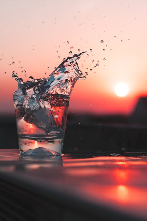 一杯水和红色的太阳 · 免费素材图片