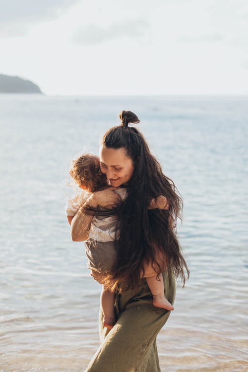 女人抱着婴儿 · 免费素材图片