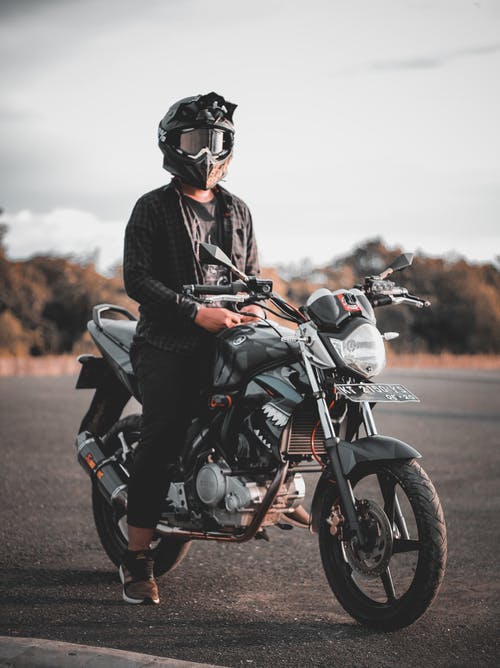男子骑灰色骨干摩托车 · 免费素材图片