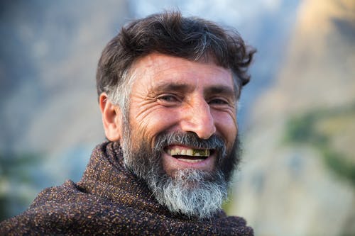 棕色毛衣微笑的人 · 免费素材图片
