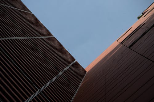 蓝蓝的天空下的高层建筑 · 免费素材图片