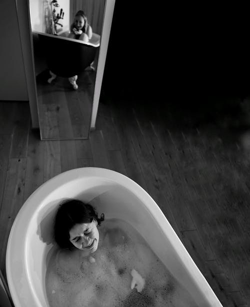 浴缸上的女人 · 免费素材图片