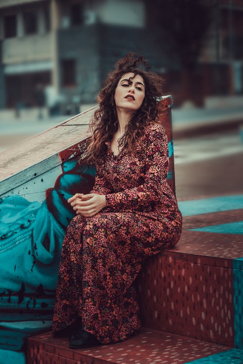 女人穿着花裙子的照片 · 免费素材图片