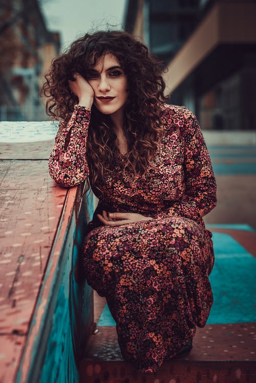 女人穿着花裙子 · 免费素材图片