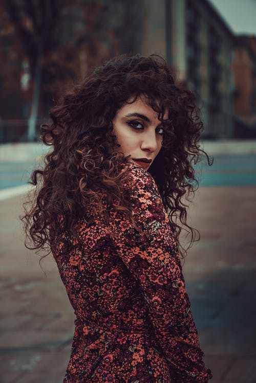 女人站着穿花裙子 · 免费素材图片