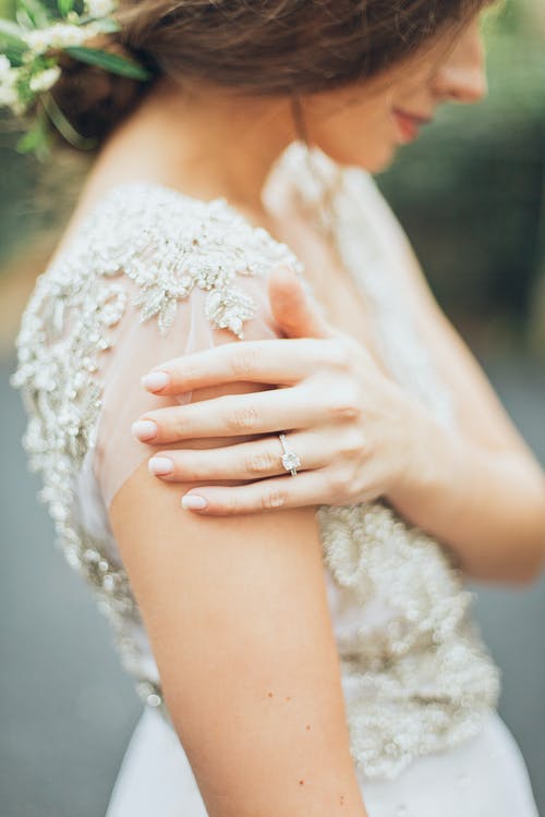 新娘握右肩膀的选择性聚焦摄影 · 免费素材图片
