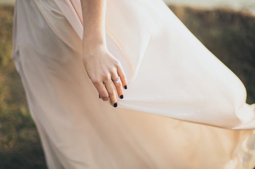 女人穿着黑修指甲的白色连衣裙 · 免费素材图片