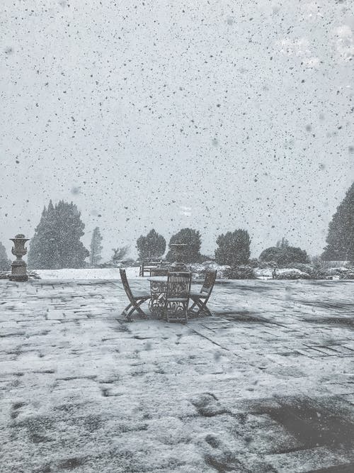 棕色木桌 · 免费素材图片