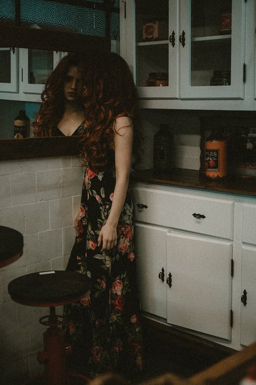 站在镜子前的女人 · 免费素材图片