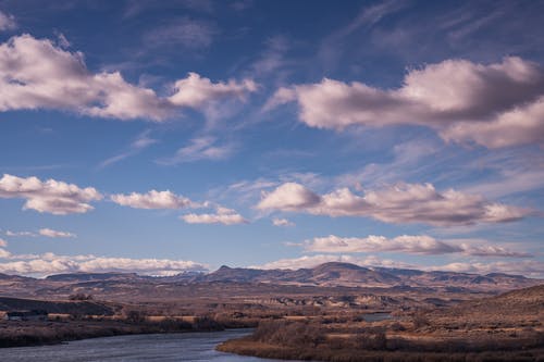 白色和蓝天下的山景 · 免费素材图片