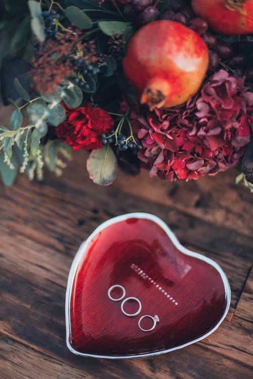心形红白陶瓷碟 · 免费素材图片