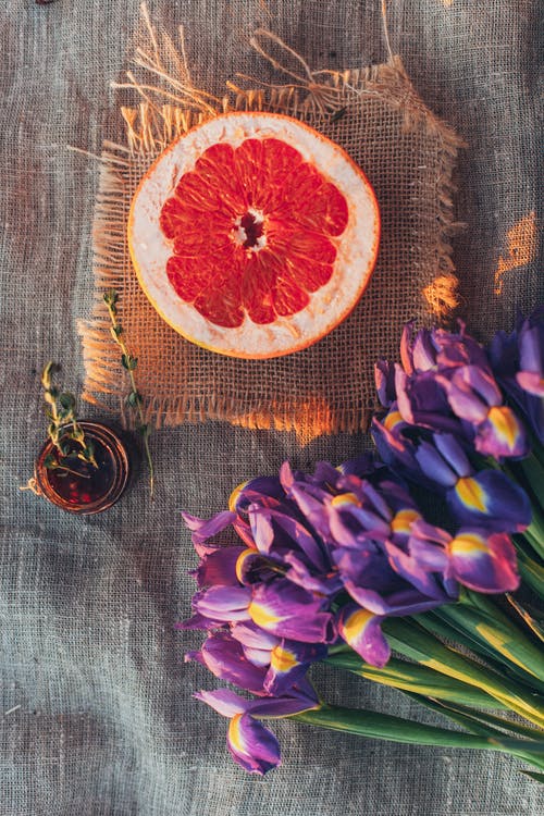 切成薄片的橙色近花的顶视图照片 · 免费素材图片