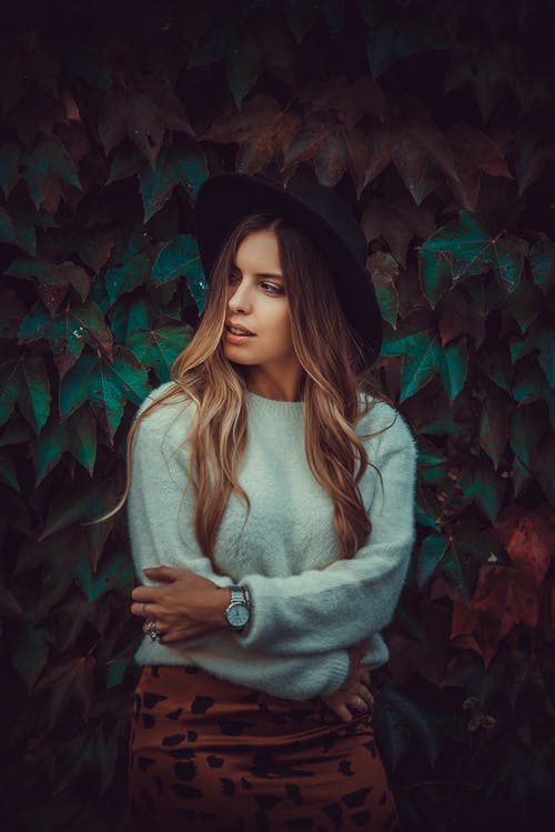 蓝绿色运动衫交叉双臂的女人 · 免费素材图片