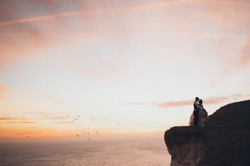 夫妇站在悬崖上 · 免费素材图片