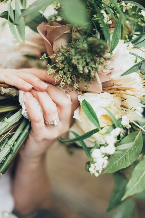 拿着白花的人 · 免费素材图片