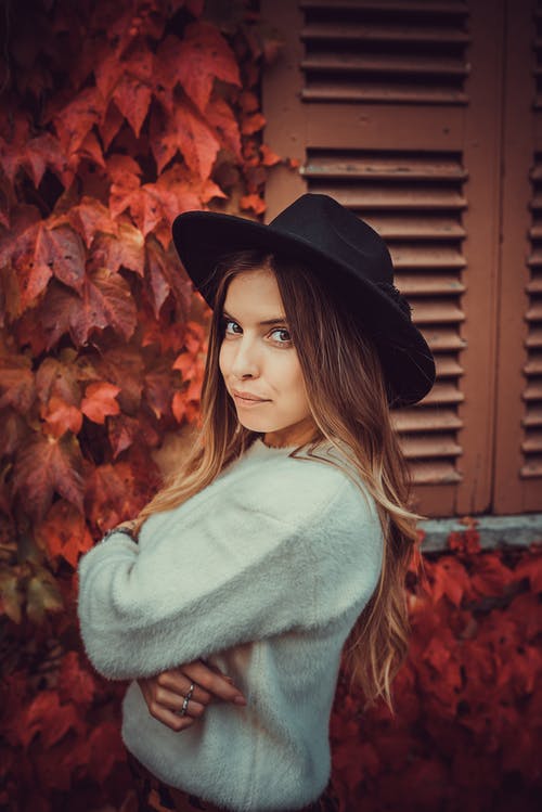 戴黑帽子的女人 · 免费素材图片