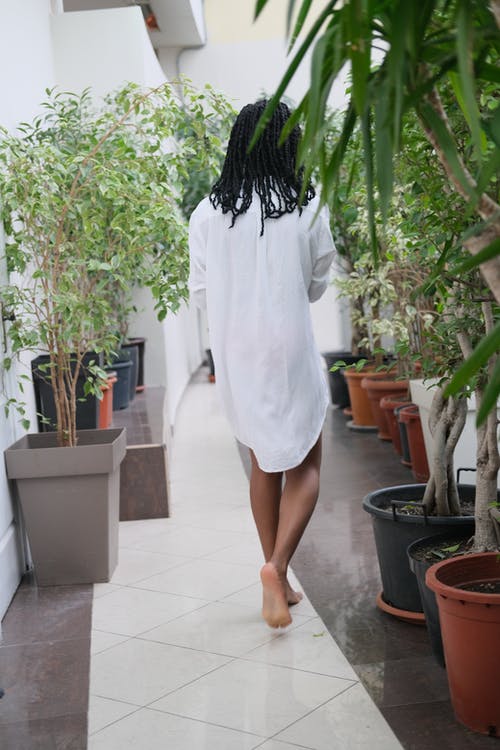 女人站在室外 · 免费素材图片