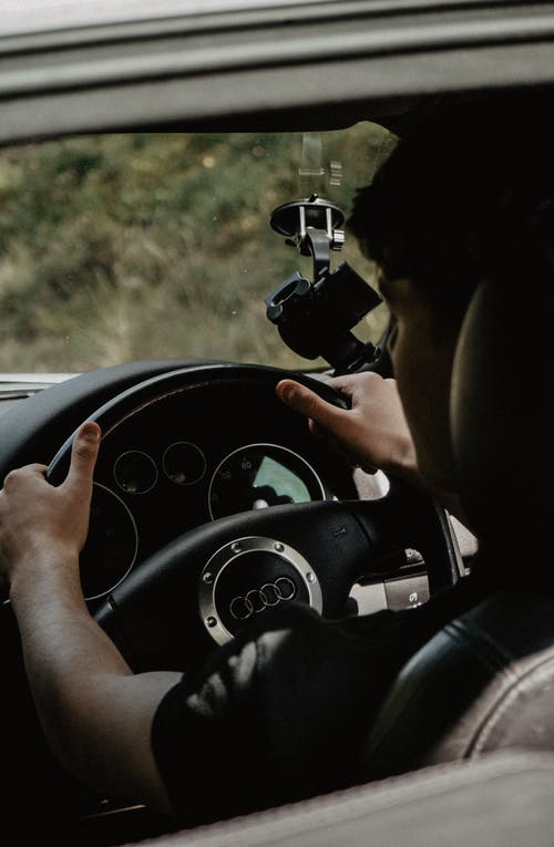 男子驾驶汽车 · 免费素材图片