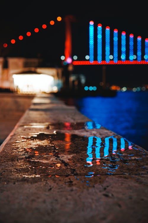 点燃的桥附近的湿路面 · 免费素材图片