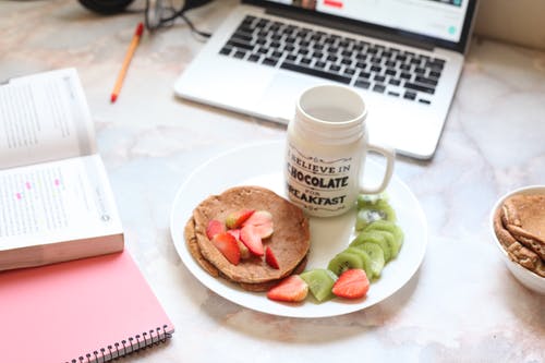 在macbook附近的板上切的草莓和猕猴桃 · 免费素材图片