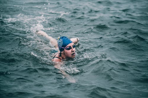 在海洋中游泳的人 · 免费素材图片